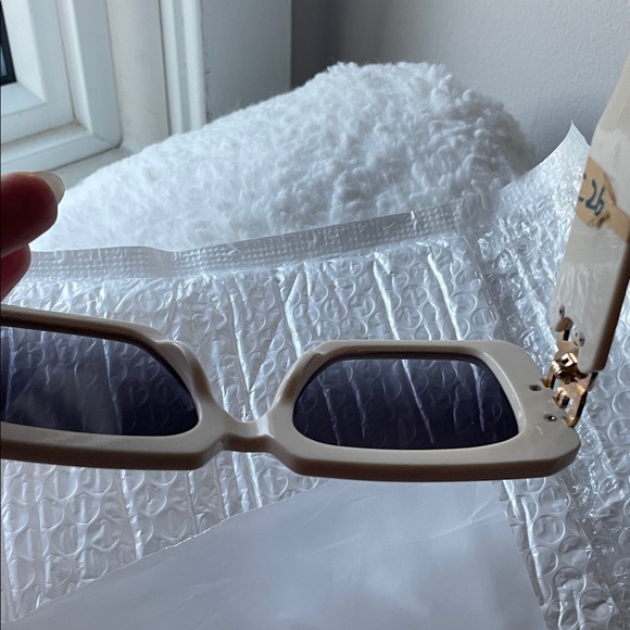 Chic Cream Sunglasses - Picture 5 of 8